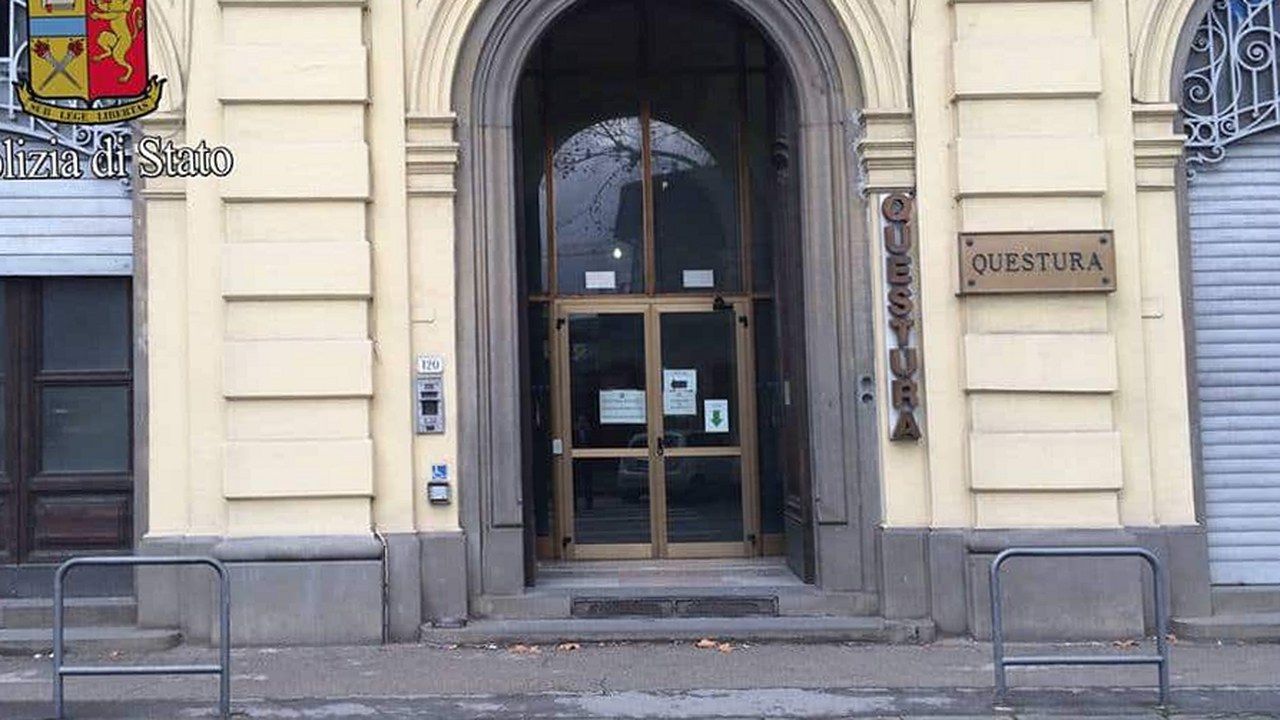 L'ingresso della Questura di Lucca, da dove i due stranieri sono stati accompagnati al Cpr di Potenza