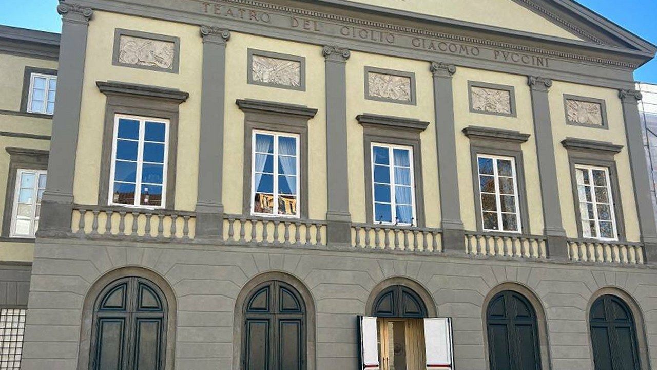 La facciata del Teatro del Giglio a Lucca, in piazza del Giglio