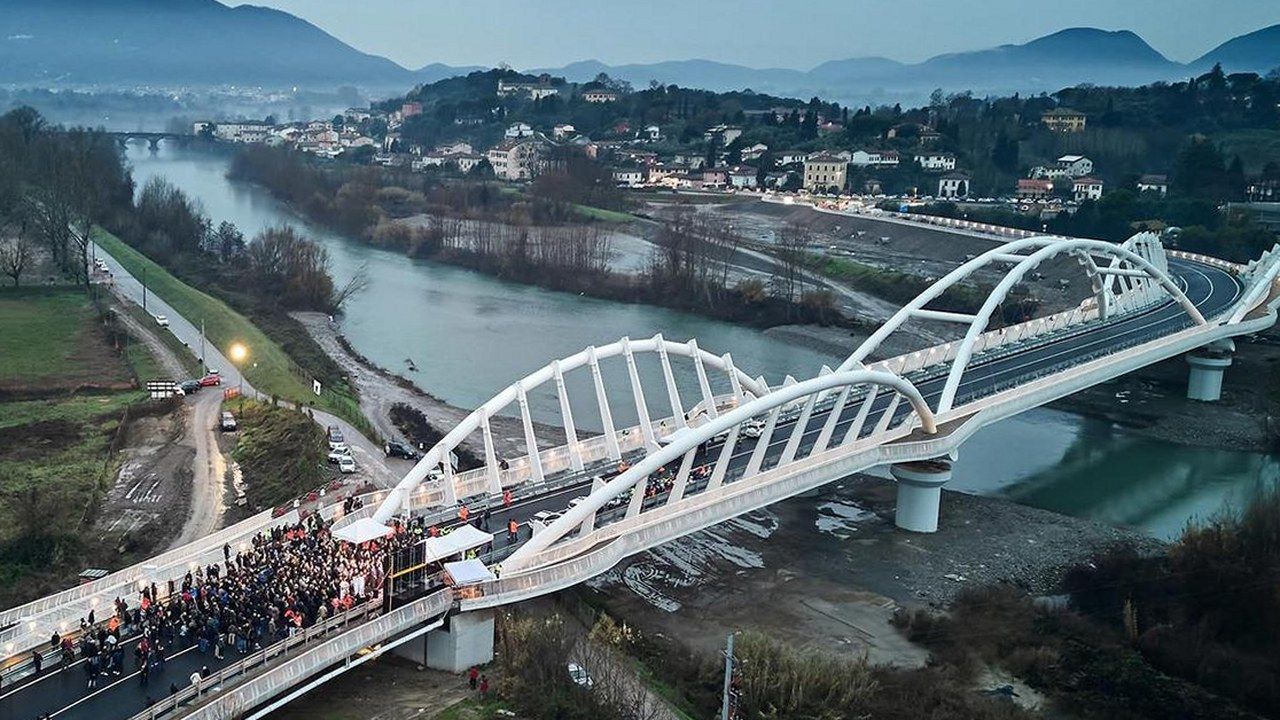 Il nuovo ponte sul Serchio a Lucca visto dall'alto, con il pubblico sull'impalcato il giorno dell'apertura