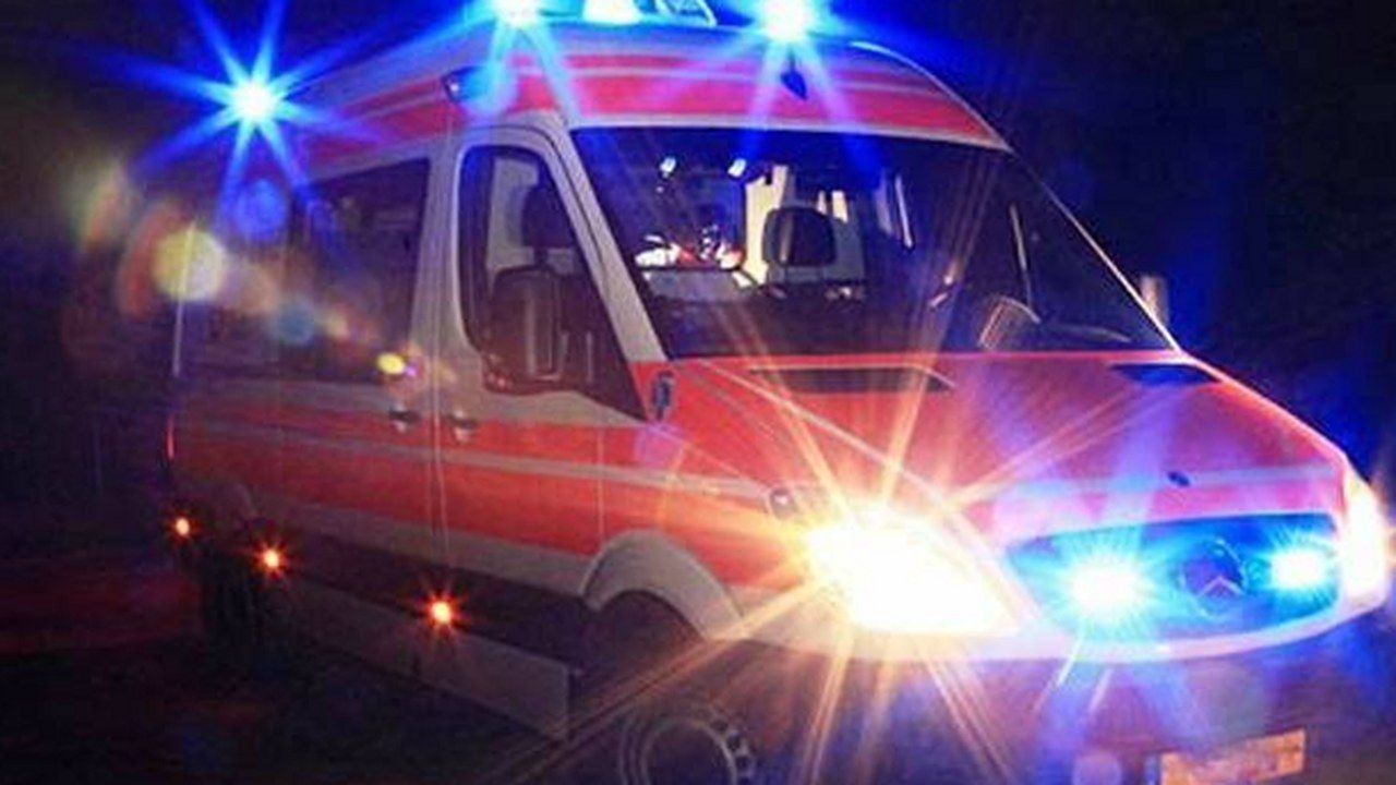 Un'ambulanza con i lampeggianti accesi durante un intervento notturno, immagine di repertorio