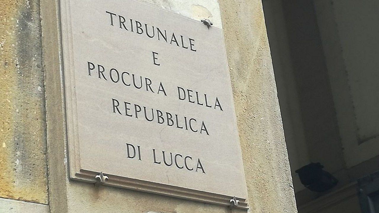 La targa del Tribunale e della Procura della Repubblica di Lucca