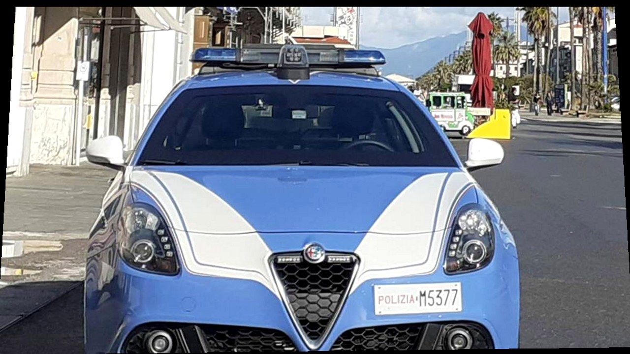 Agenti della Polizia in divisa sulla passeggiata di Viareggio