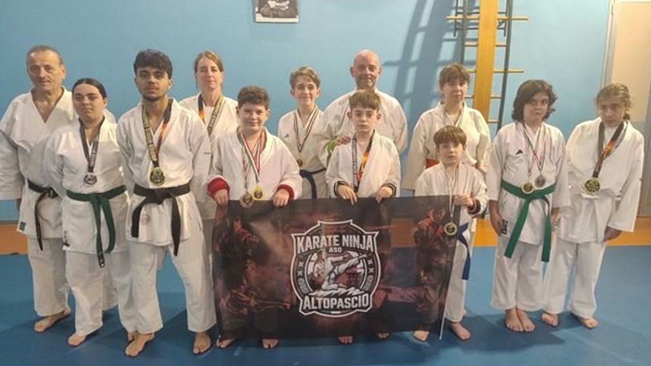 Gli atleti del Karate Ninja Altopascio con le medaglie conquistate ai campionati WTKA di Carrara
