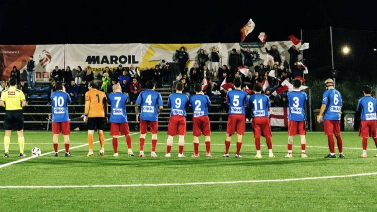 I giocatori del Badia Pozzeveri schierati a centrocampo davanti ai tifosi (foto Esmeralda Huta, IG Badia Pozzeveri)