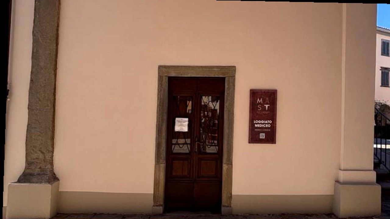 Altopascio, ingresso del Mast al Loggiato Mediceo in piazza Ospitalieri