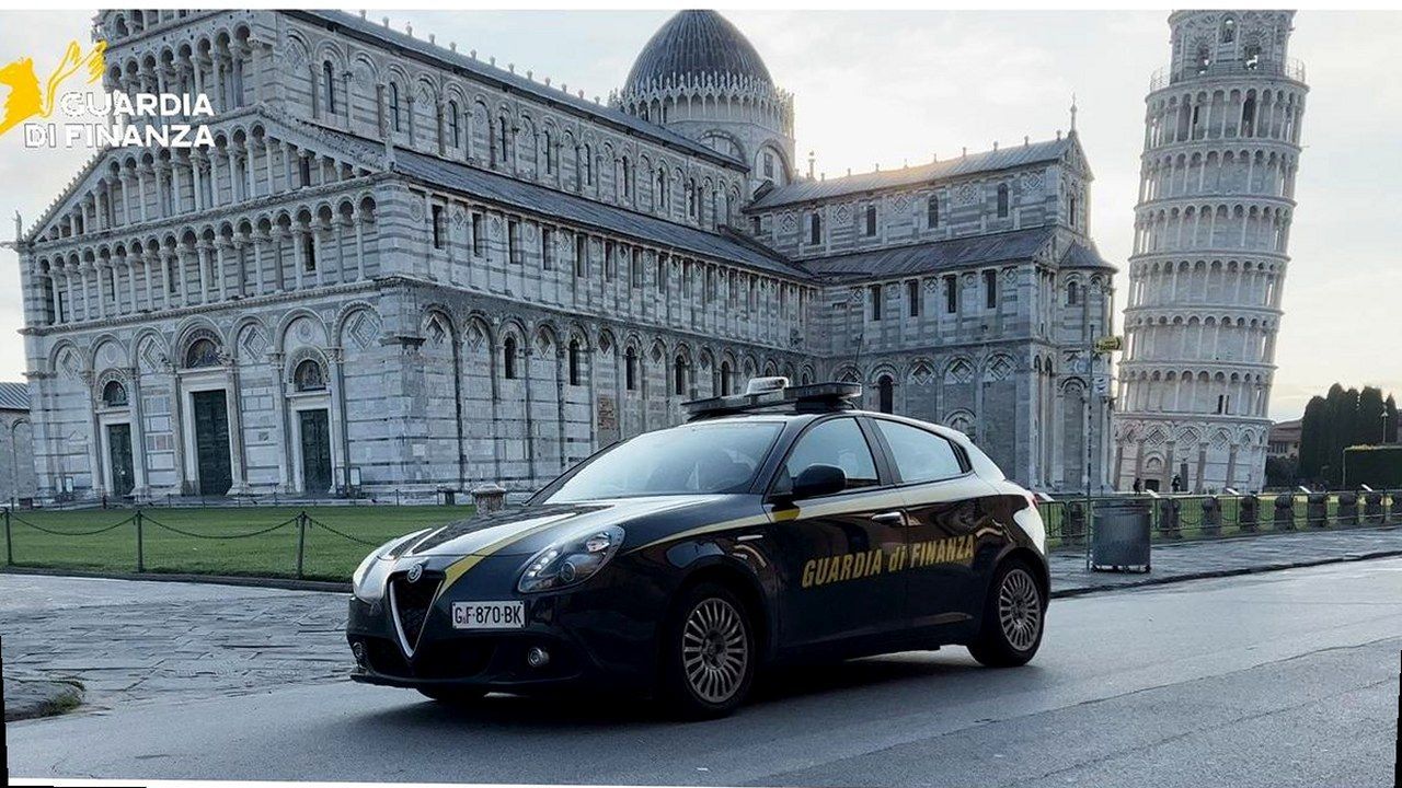 Pisa, auto della Guardia di Finanza in Piazza dei Miracoli