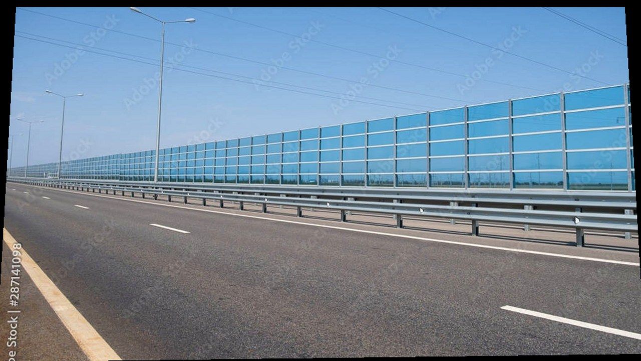 Autostrada A11, tratto con barriere e carreggiata in notturna — angolazione e inquadratura rielaborate, volti non alterati