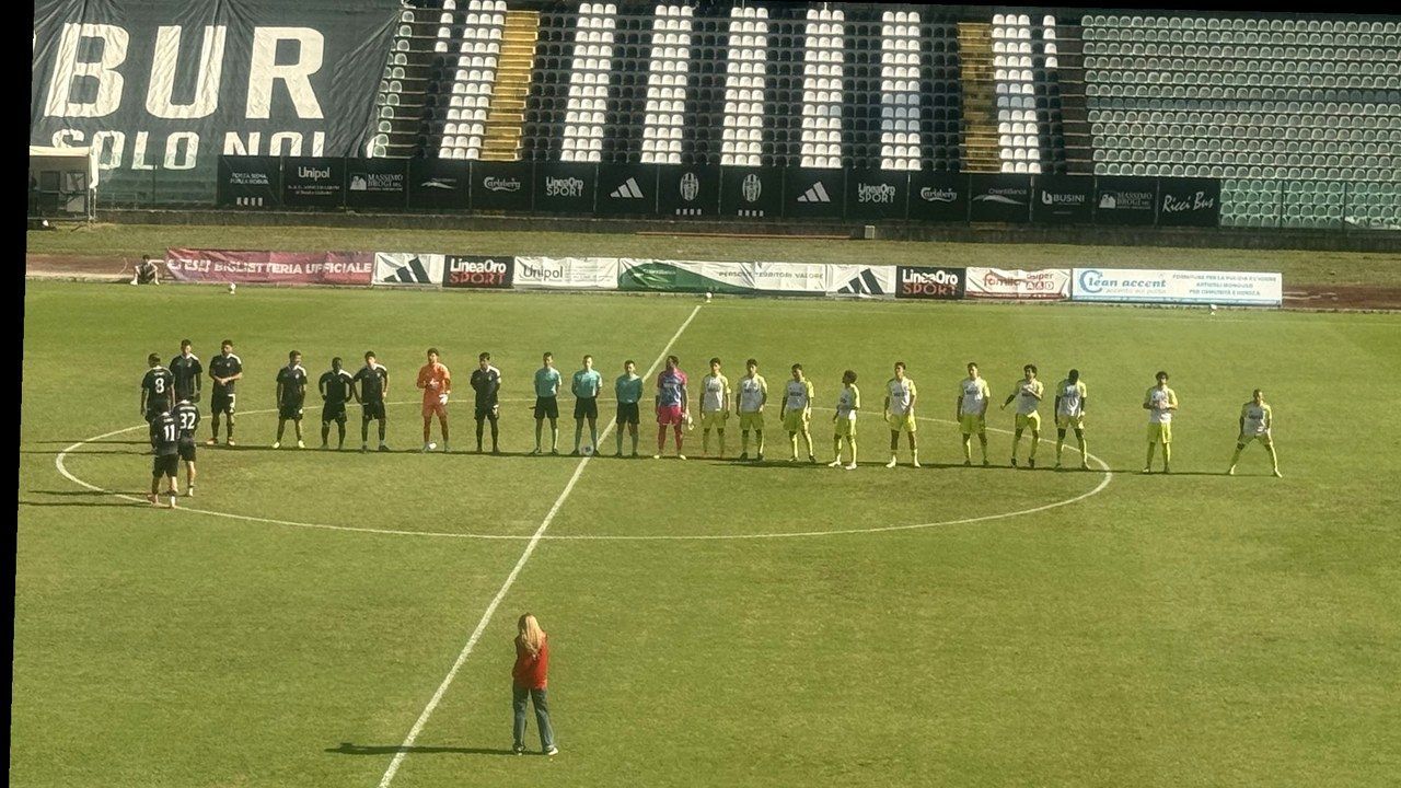 Seravezza Pozzi in campo al Franchi contro il Siena, schieramento pre-partita — angolazione e inquadratura rielaborate