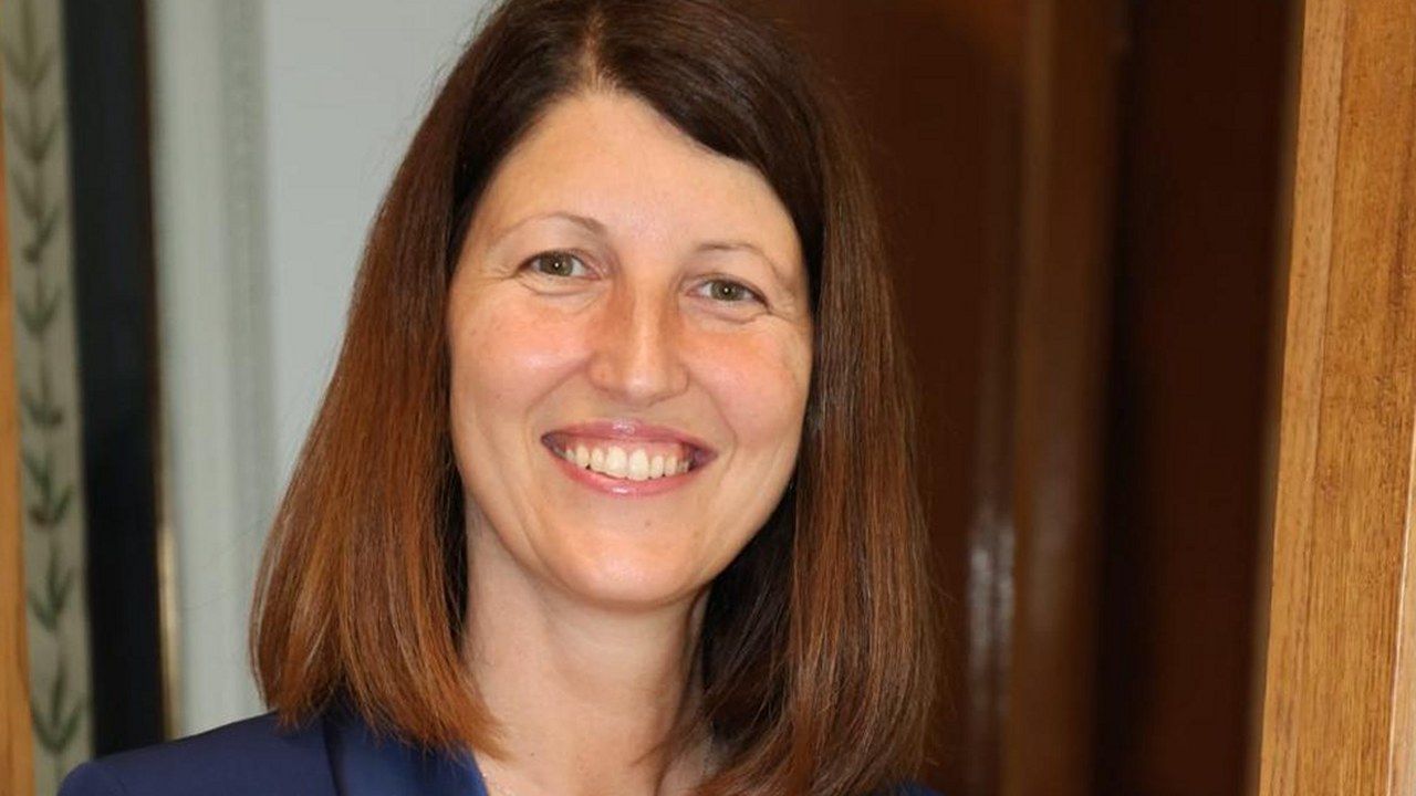 Sara Grilli, sindaca di Viareggio, sorridente in un ritratto in Comune — angolazione e inquadratura rielaborate