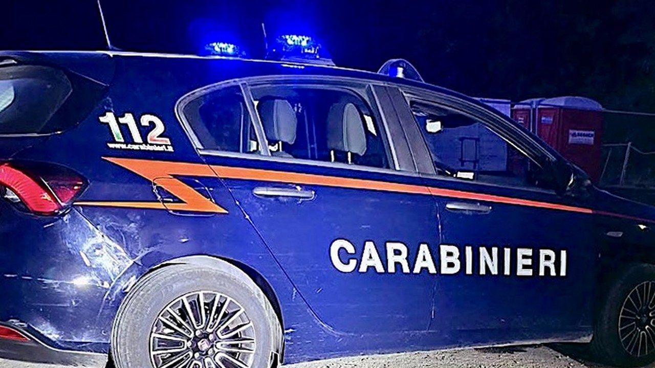 Auto dei carabinieri con lampeggianti accesi durante un controllo notturno, foto di repertorio
