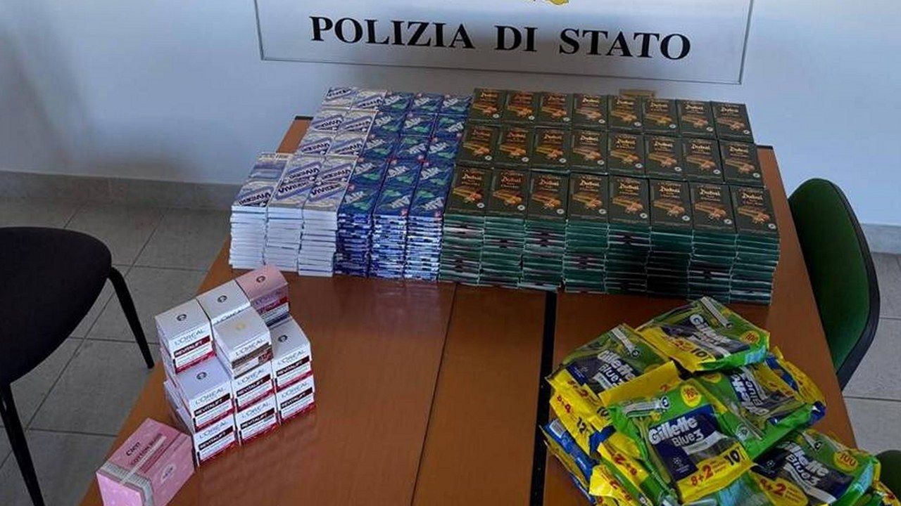 Viareggio, la merce sequestrata dalla polizia nell'auto segnalata per le truffe agli anziani