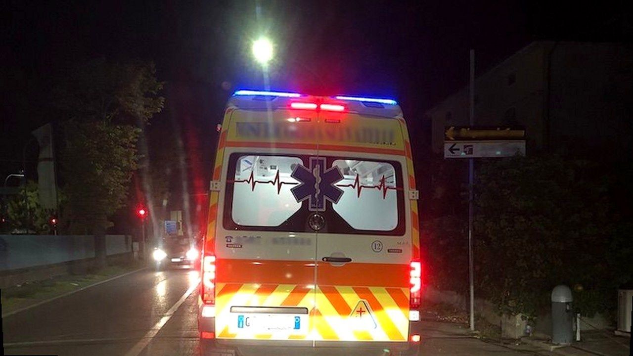 Ambulanza in servizio di notte, foto di repertorio — stessa immagine