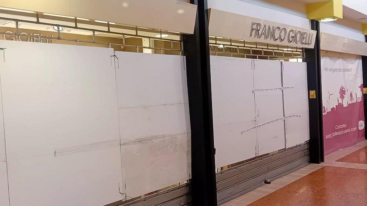 La gioielleria Franco Gioielli nella galleria del Carrefour alla Santissima Annunziata di Lucca, con le vetrine coperte dopo la spaccata